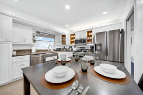 Lakefront Estate Pool Home with Game Room 5BR with 3 Suites